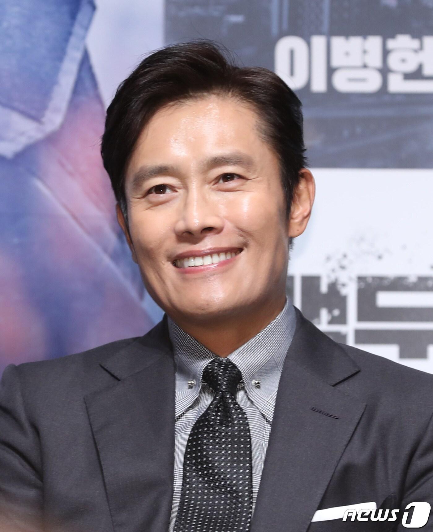 본문 이미지 - 배우 이병헌이 18일 서울 강남구 압구정 CGV에서 열린 영화 ‘백두산’(감독 이해준, 김병서) 제작보고회에 참석해 미소를 짓고 있다. '백두산'은 남과 북 모두를 집어삼킬 초유의 재난인 백두산의 마지막 폭발을 막아야 하는 사람들의 이야기를 그린 작품이다. 2019.11.19/뉴스1 ⓒ News1 권현진 기자