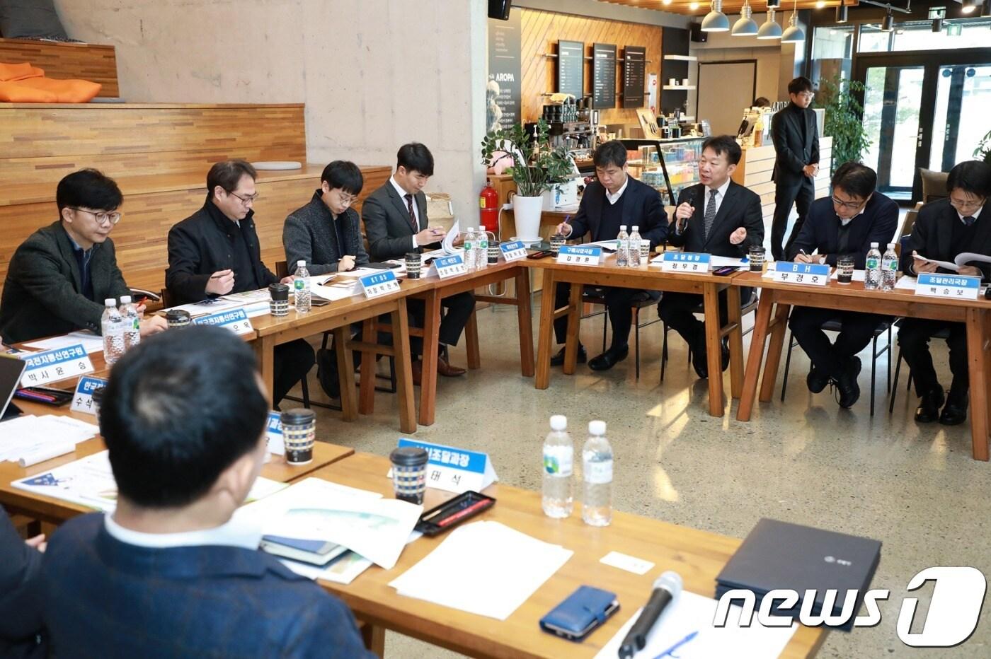 본문 이미지 - 인사말하는 정무경 조달청장(오른쪽 3번째) ⓒ 뉴스1