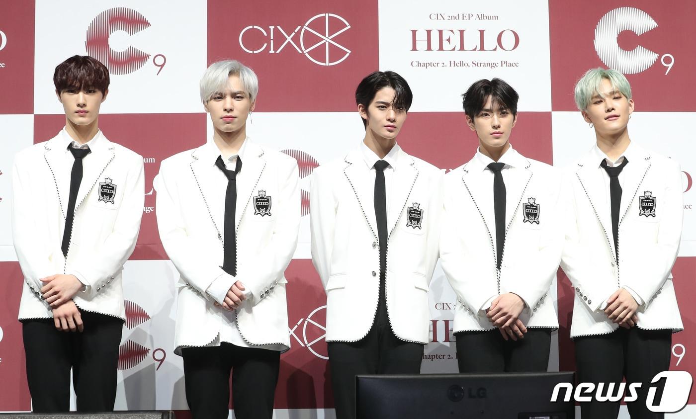 본문 이미지 - 씨아이엑스(CIX) 현석(왼쪽부터), BX, 배진영, 용희, 승훈이 19일 서울 광진구 예스24라이브홀에서 열린 두 번째 미니 앨범 ‘헬로’ 챕터 2. 안녕, 낯선공간 (‘HELLO’ Chapter 2. Hello, Strange Place) 쇼케이스에 참석해 포즈를 취하고 있다. 2019.11.19/뉴스1 ⓒ News1 권현진 기자