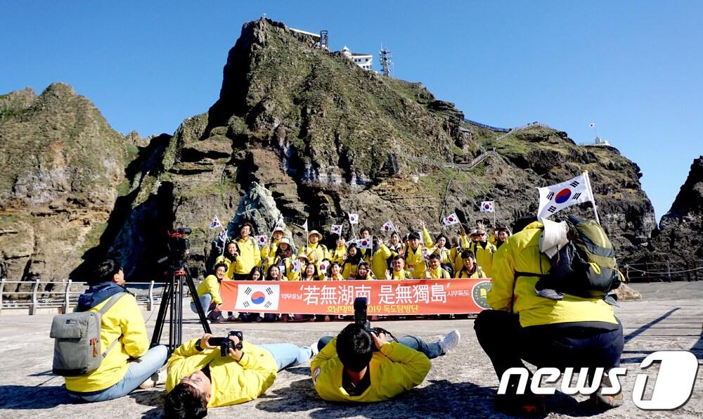 본문 이미지 - 호남대 독도탐방단 다큐 촬영 모습.(호남대 제공)2019.11.19/뉴스1 ⓒ News1