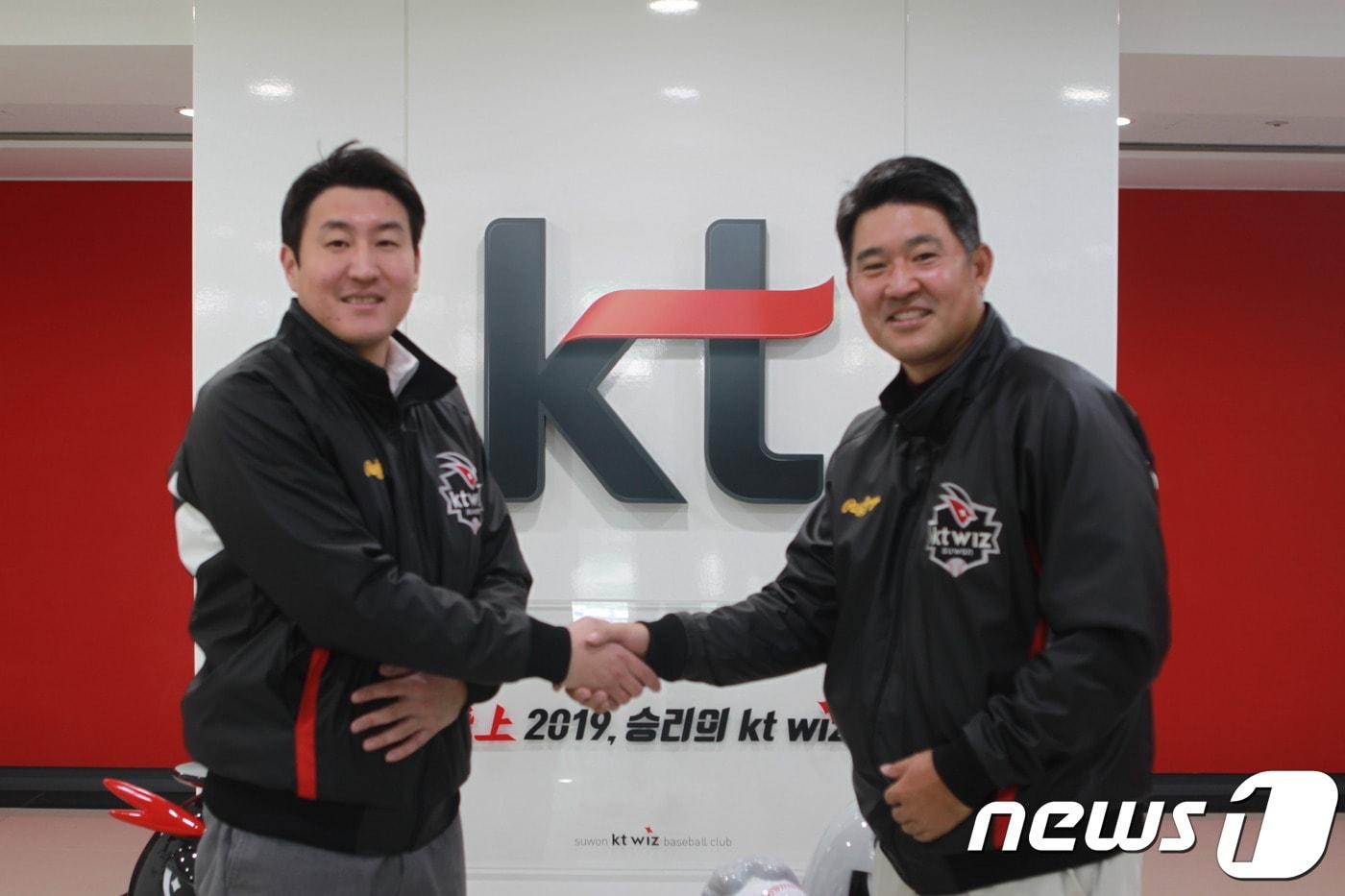 본문 이미지 - KT 위즈와 FA 계약을 체결한 유한준이 이숭융 단장과 기념촬영하고 있다. (KT 위즈 제공) ⓒ 뉴스1