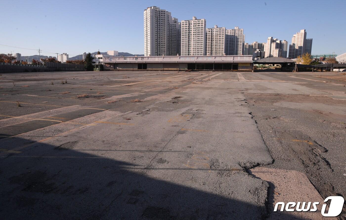 부산시는 개발사업에 대한 투명성 확보와 공공성 제고를 위해 ‘사전협상제도’를 도입했다. 장기 미개발부지 10곳을 사전협상형 도시계획 주요 검토대상지로 선정. 적절한 사업제안이 있을 경우, 이 부지를 사전협상제도 대상지로 선정해 개발사업을 추진한다는 계획이다. 사진은 사전협상제도 대상지 가운데 해운대구에 위치한 한진CY부지. 2019.11.29 /뉴스1 ⓒ News1 여주연 기자