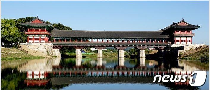 본문 이미지 - 신라 왕경 핵심 유적의 복원.정비에 관한 특별법이 19일 국회를 통과했다. 8대 핵심 유적 중 하나로 지난해 완료된 경주 월정교(경북도 제공)ⓒ 뉴스1