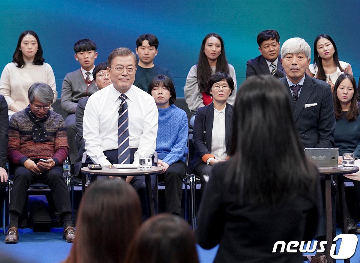 본문 이미지 - 문재인 대통령이 19일 오후 서울 마포구 상암동 MBC 사옥에서 열린 '국민이 묻는다-2019 국민과의 대화'에 출연해 국민 질의를 경청하고 있다.(청와대 제공) 2019.11.19/뉴스1