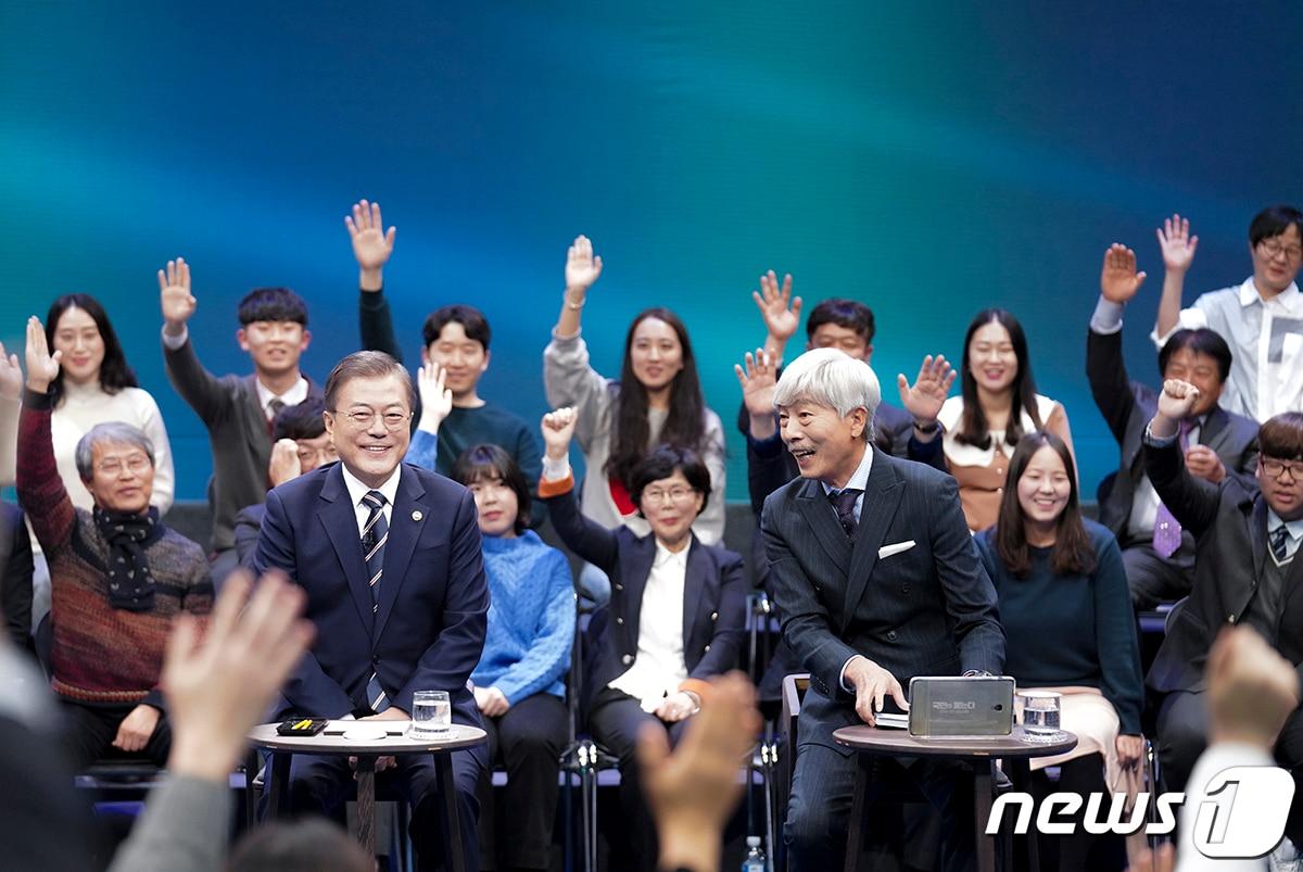 본문 이미지 - 문재인 대통령이 19일 오후 서울 마포구 상암동 MBC 사옥에서 열린 '국민이 묻는다-2019 국민과의 대화'에 출연해 국민들의 질의를 받고 있다.(청와대 제공) 2019.11.19/뉴스1