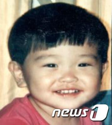 본문 이미지 - 실종된 최민석군(당시 3세)의 모습. 1991년 3월24일 광주 북구 임동 자택 앞에서 세발자전거를 타고 놀다 실종됨(아동권리보장원 실종아동전문기관 제공) ⓒ 뉴스1