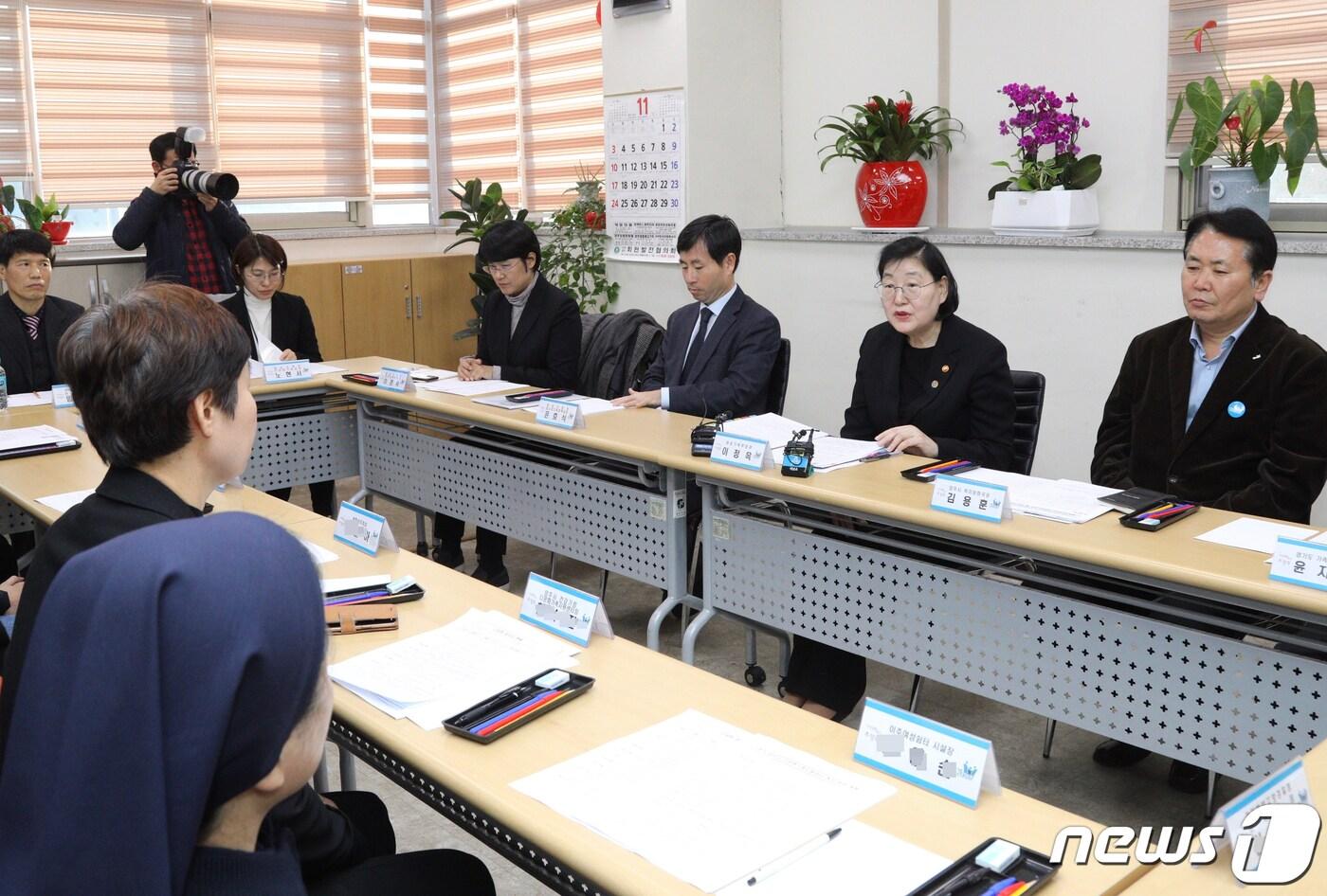 본문 이미지 - 이정옥 여성가족부 장관이 지난달 20일 경기도 양주시 건강가정·다문화가족지원센터에서 열린 ‘결혼이주여성 및 이주여성 관련 단체 관계자와의 간담회’에서 인사말을 하고 있다. (여성가족부 제공) 2019.11.20/뉴스1