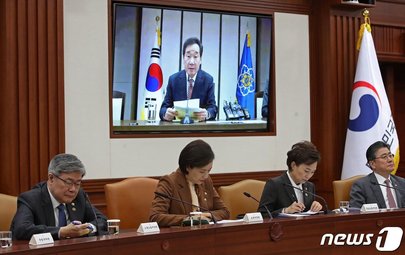 21일 오전 서울 종로구 정부서울청사에서 열린 제94회 국정현안점검조정회의에서 국무위원들이 이낙연 국무총리의 모두발언을 경청하고 있다. 2019.11.21/뉴스1 ⓒ News1 오대일 기자