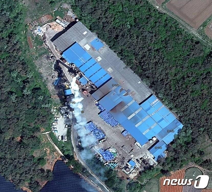 본문 이미지 - 2009년 하늘에서 본 금강농산. 굴뚝 연기가 장점마을로 향하고 있다.(환경부 실태조사 자료) /뉴스1 ⓒ News1