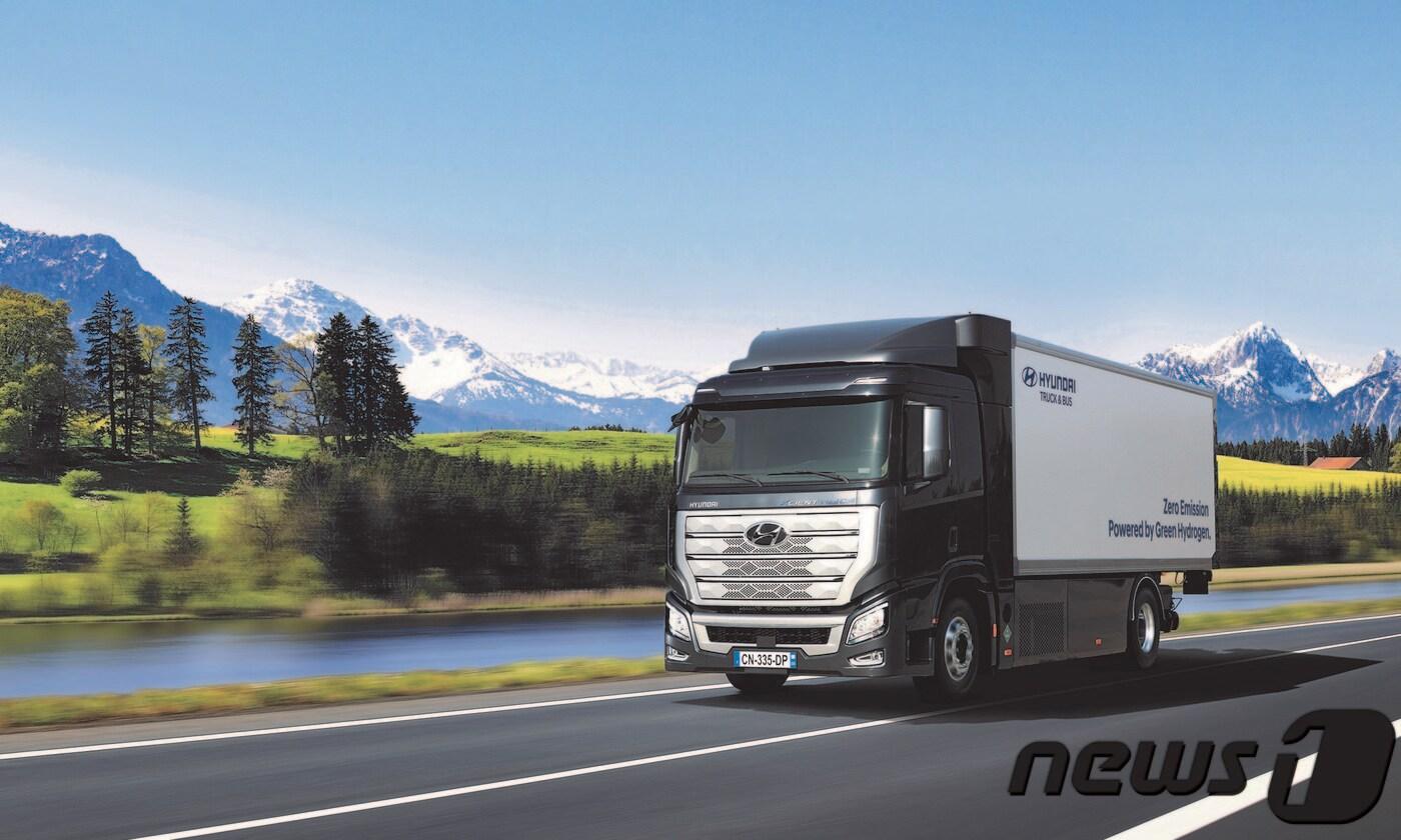 11월 프랑스 리옹에서 열린 국제 상용차 박람회(솔루트랜스)에서 올해의 트럭 '혁신상'을 받은 현대차 수소전기 대형트럭 프로젝트. (현대차 제공) ⓒ 뉴스1