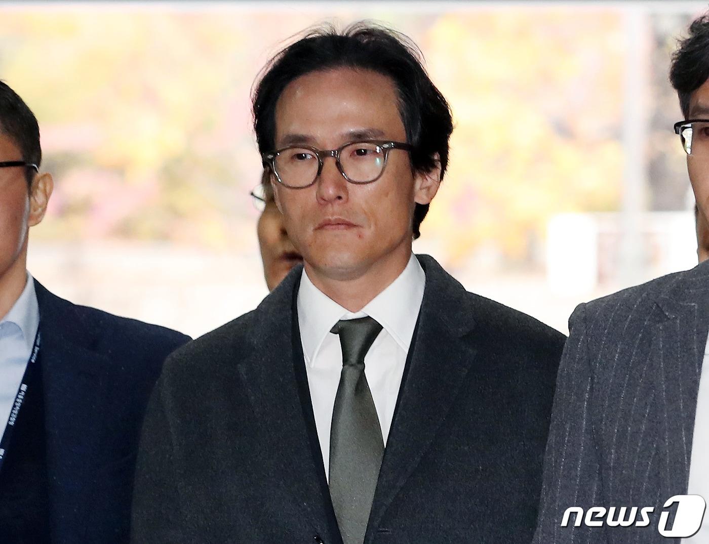 본문 이미지 - 조현범 한국타이어앤테크놀로지(옛 한국타이어) 대표가 영장실질심사를 받기 위해 서울중앙지법에 출석하고 있다. 2019.11.21/뉴스1 ⓒ News1 이동해 기자