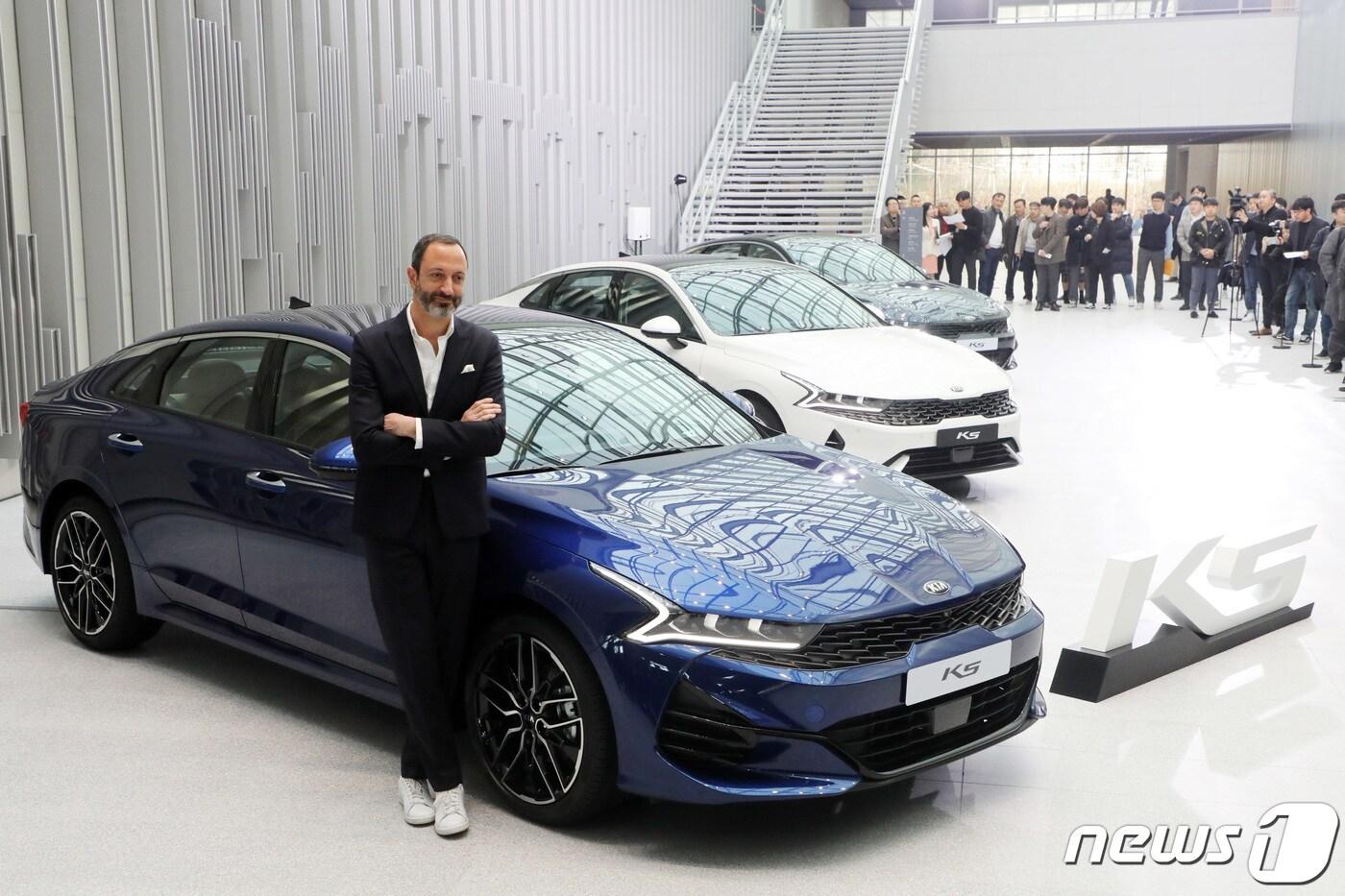 21일 오전 경기도 용인시 기아 비전스퀘어에서 열린 신형 K5 미디어 프리뷰 행사에서 카림 하비브 기아차 디자인센터장이 3세대 K5를 공개하고 있다. 2019.11.21/뉴스1 ⓒ News1 조태형 기자