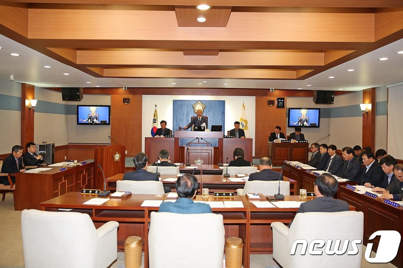 본문 이미지 - 21일 전북 장수군의회가 제308회 제2차 정례회를 개회하고 있다.(장수군의회제공)2019.11.21/뉴스1