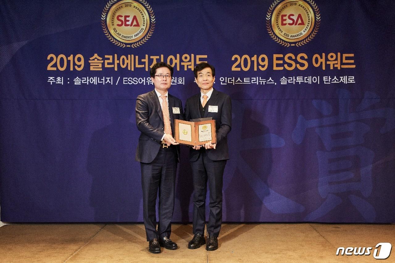 본문 이미지 - 21일 서울 엘타워에서 열린 2019 솔라에너지 어워드 시상식에서 충북도가 지자체 부문 산업선도 대상을 받았다. 김형년 충북도 에너지과장(오른쪽)이 최정식 어워드위원장과 기념촬영을 하고 있다.(충북도 제공) 2019.11.21 ⓒ 뉴스1