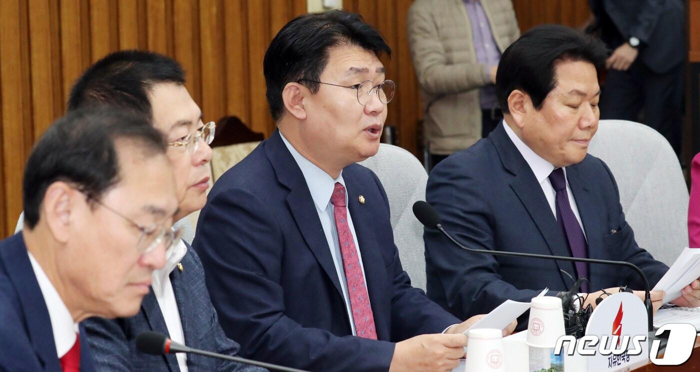 본문 이미지 - 정용기 자유한국당 정책위의장이 22일 서울 여의도 국회에서 열린 원내대책회의에서 모두발언을 하고 있다. 2019.11.22/뉴스1 ⓒ News1 김명섭 기자