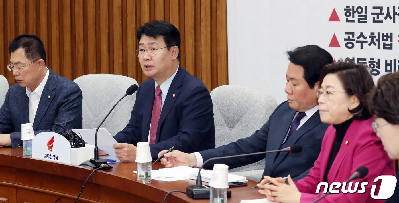 본문 이미지 - 정용기 자유한국당 정책위의장이 22일 서울 여의도 국회에서 열린 원내대책회의에서 모두발언을 하고 있다. 2019.11.22/뉴스1 ⓒ News1 김명섭 기자
