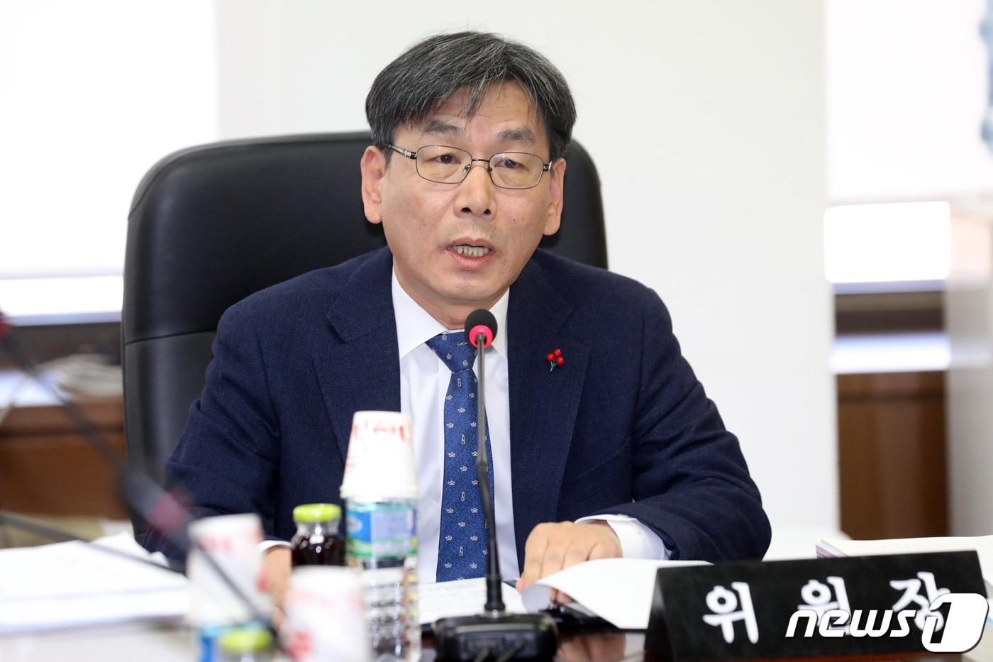 본문 이미지 - 엄재식 원자력안전위원회 위원장이 22일 오전 서울 종로구 원자력안전위원회 대회의실에서열린 제111회 위원회 회의에서 모두발언을 하고 있다. 이날 회의에서 심의 의결 안건으로 '월성 1호기 운영변경허가안(영구정지안)'을 다룬다. 2019.11.22/뉴스1 ⓒ News1 황기선 기자