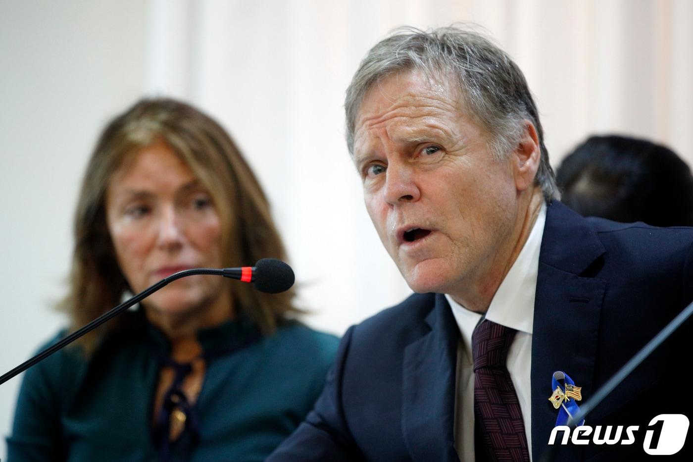 본문 이미지 - 북한에 억류됐다 송환 엿새만에 숨진 오토 웜비어의 아버지 프레드 웜비어(오른쪽)./뉴스1 ⓒ News1 안은나 기자