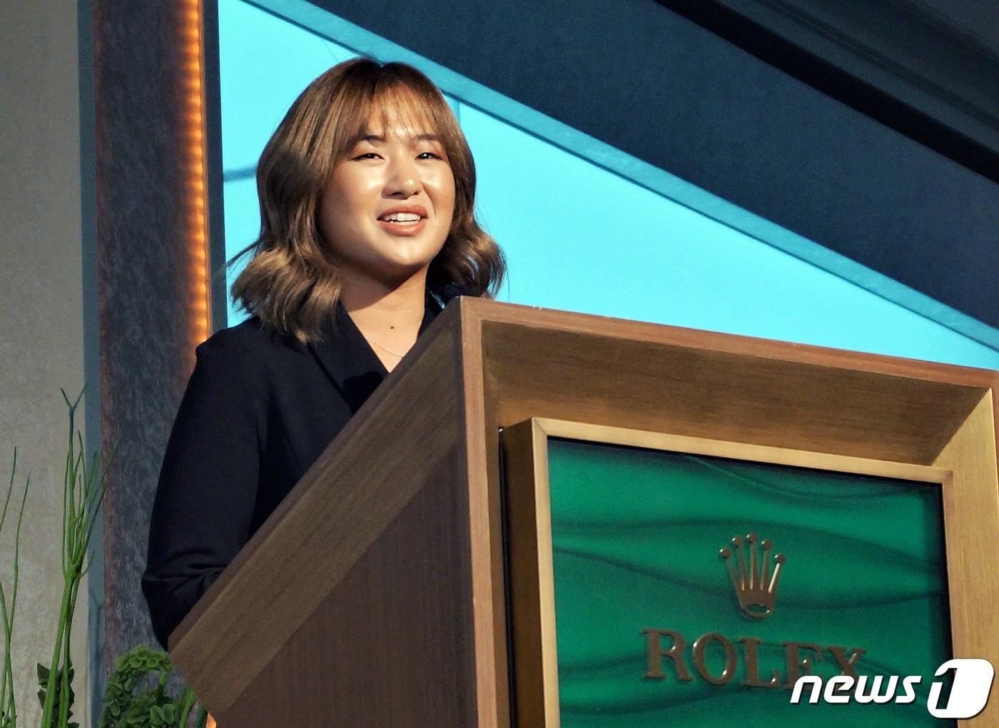 본문 이미지 - 2019 롤렉스 미국여자프로골프(LPGA) 어워즈에서 신인상 트로피를 수상한 이정은6.  (LPGA 제공) 2019.11.22/뉴스1