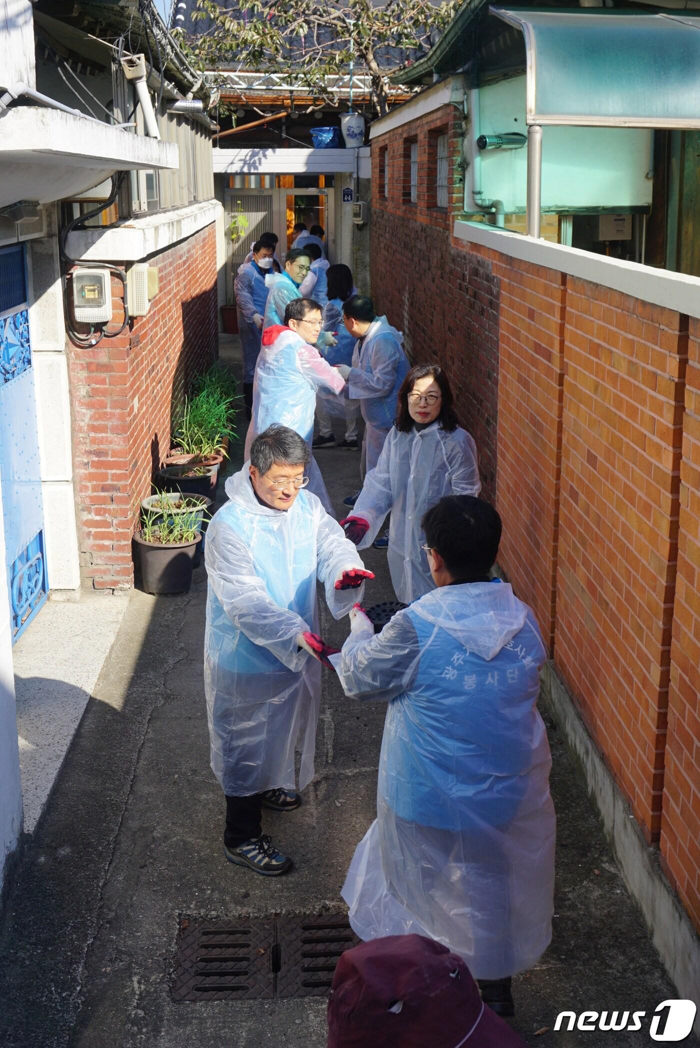 본문 이미지 - 광주지방변호사회 봉사단 20명이 22일 광주 동구 지산동에 거주하고 있는 박모씨 집에 직접 연탄을 배달하고 있다.(광주지방변호사회 제공) 2019.11.22 /뉴스1 ⓒ News1 전원 기자