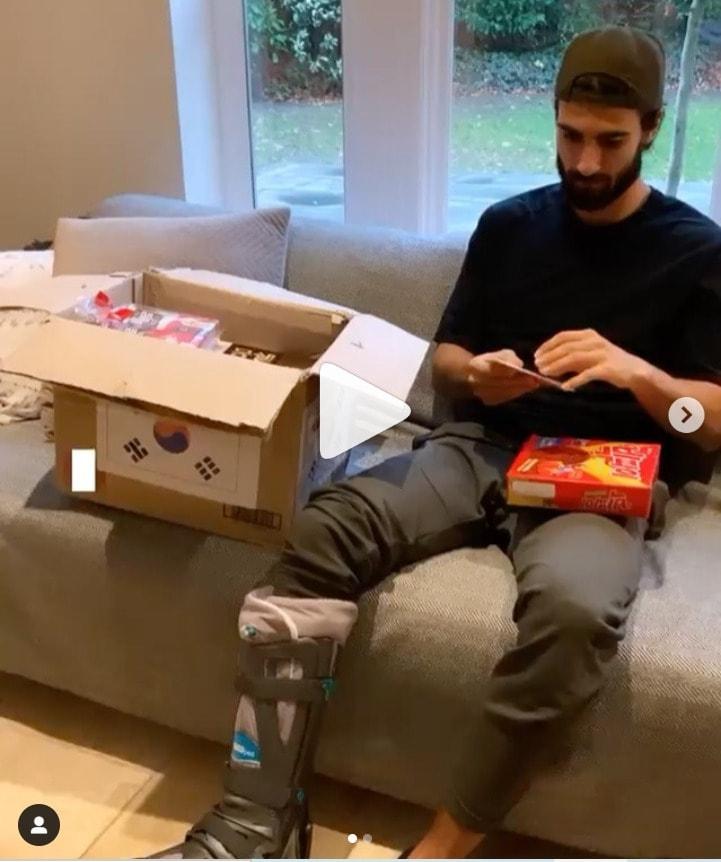 본문 이미지 - 안드레 고메스가 한국 팬의 선물과 편지를 확인하는 모습. (안드레 고메스 SNS 캡처) ⓒ 뉴스1