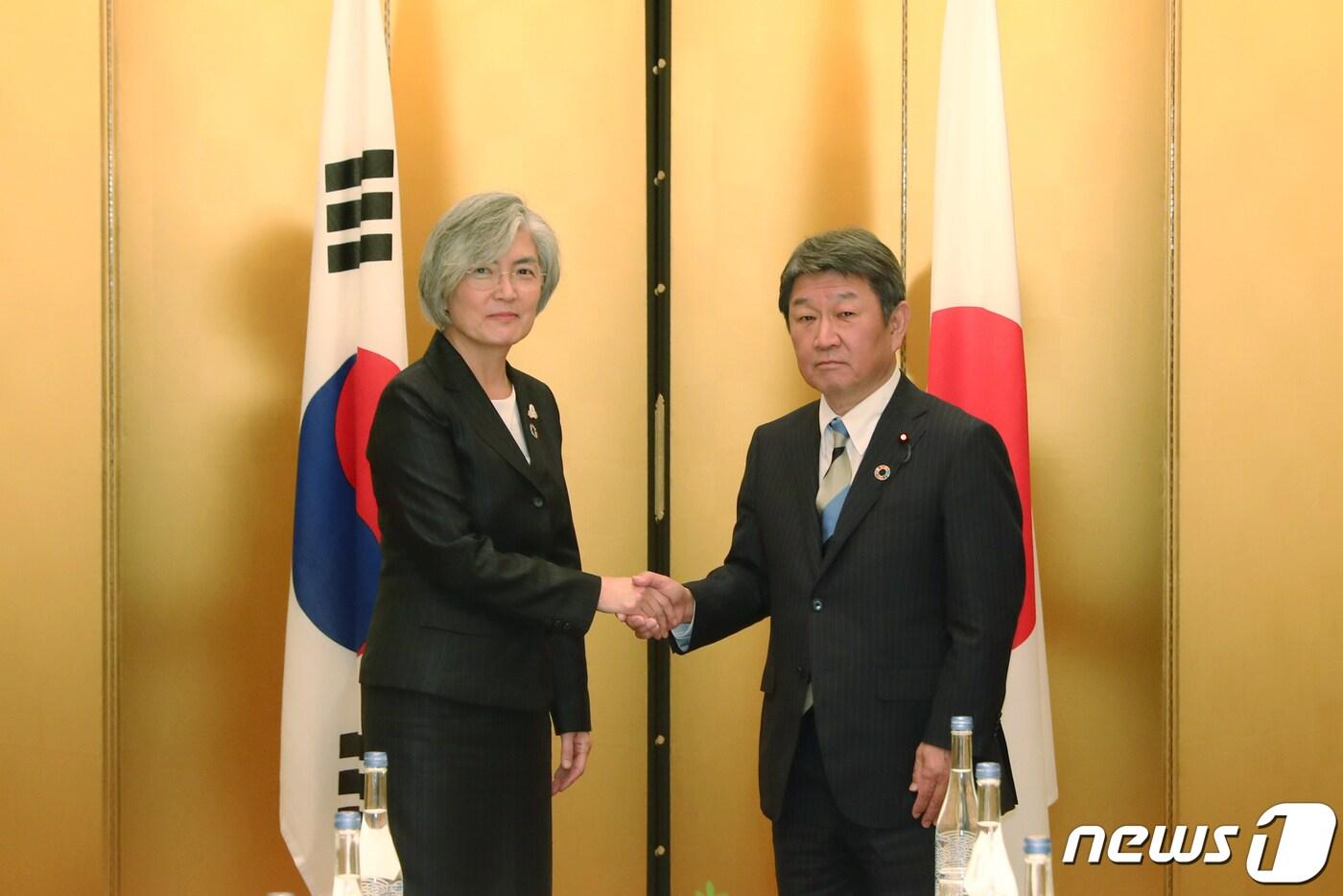 G20 외교장관회의 참석차 일본 나고야를 방문한 강경화 외교부 장관이 23일 모테기 도시미쓰(茂木 敏充) 일본 외무상과 한일 외교장관회담 전 악수하고 있다.(외교부 제공) 2019.11.23/뉴스1