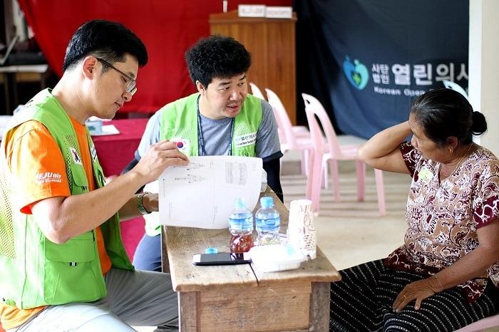 본문 이미지 - 라오스 방비엥으로 해외의료봉사활동을 떠난 제주항공과 열린의사회 자원봉사자들이 주민의 건강상태를 살피고 있다.(제주항공 제공) ⓒ 뉴스1