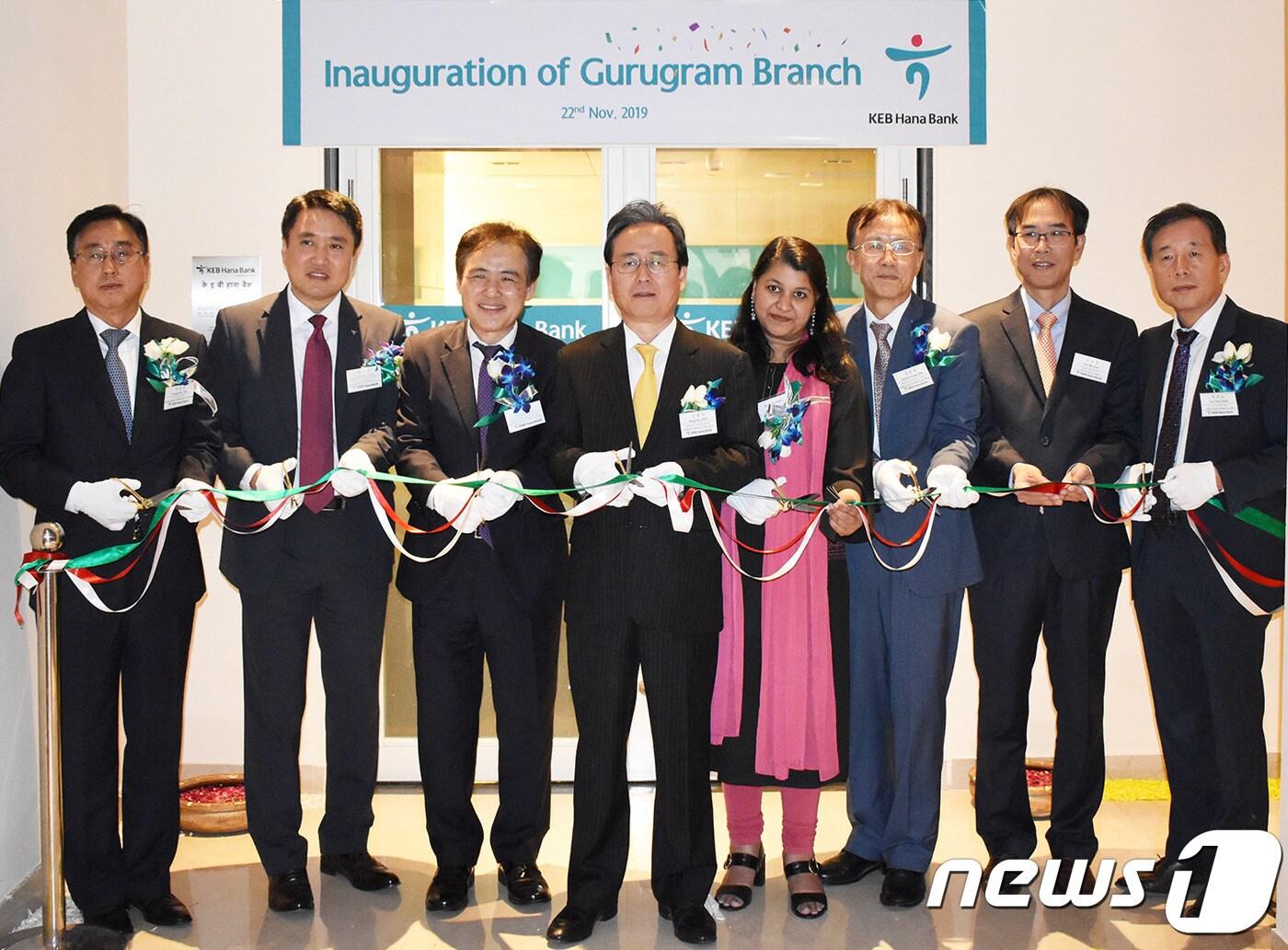 본문 이미지 - KEB하나은행은 지난 22일(현지시각) 인도 북부 하리아나주 구루그람(Gurugram)시에 지점을 개설했다. 왼쪽부터 안영진 현대자동차 상무, 양승진 KEB하나은행 구루그람지점장, 권호상 KEB하나은행 유럽중동지역대표, 신봉길 주인도대한민국대사, 란주씩티아 (Ms. Ranju Sigtia) ICICI은행 대표(FIG Head), 김문영 코트라 서남아지역본부장, 김진옥 KC코트렐 부사장, 박의돈 재인도한인회장. (KEB하나은행 제공) ⓒ 뉴스1