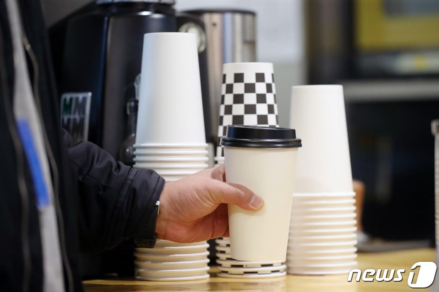 서울 시내 한 카페에서 손님이 음료가 든 종이컵을 가져가고 있다. /뉴스1 ⓒ News1 