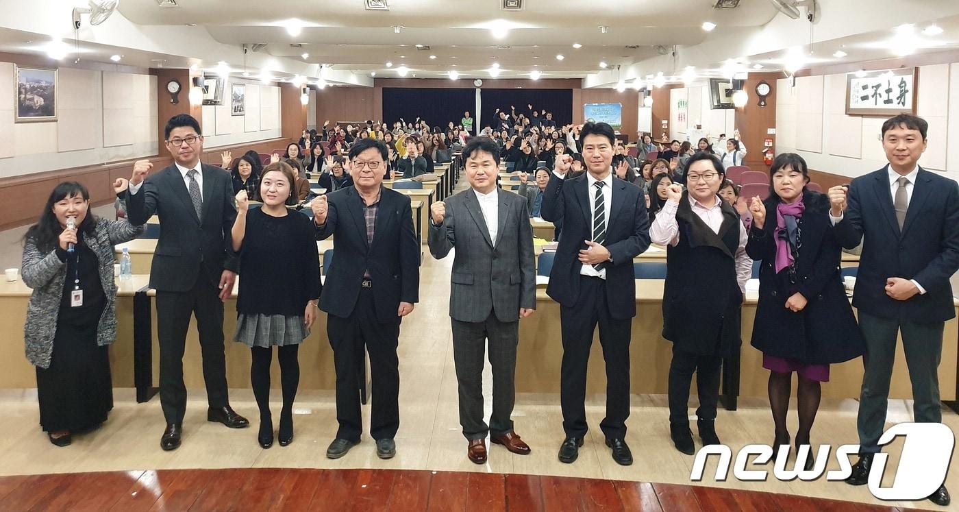 본문 이미지 - 학교급식 수산물 공동구매 업체를 선정한 후 관계자들이 다함께 기념촬영을 하고 있다.(수원시 제공)ⓒ 뉴스1