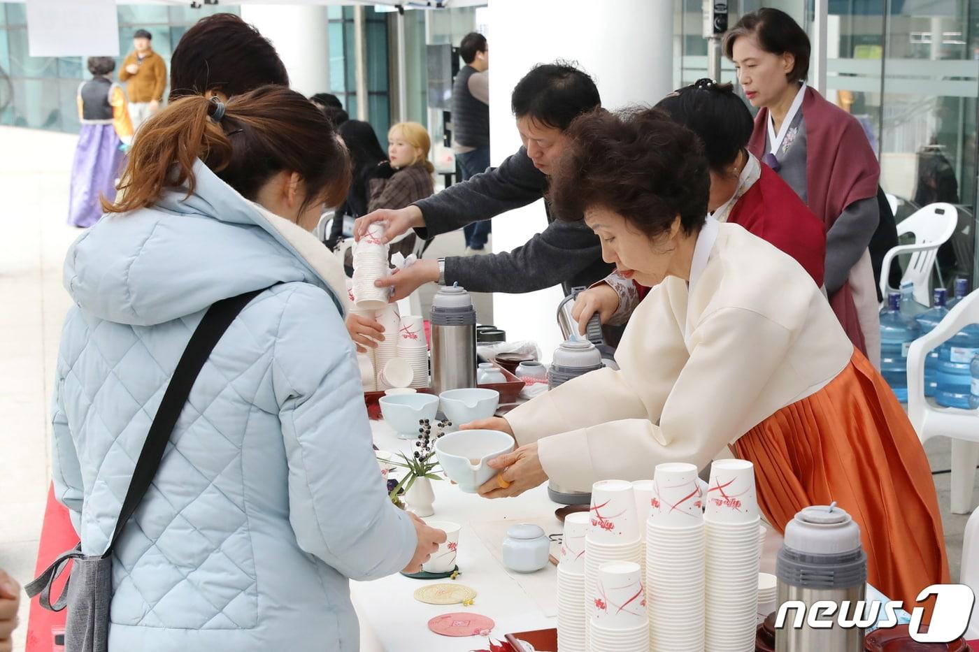 가천대가 적성고사일 대학을 방문한 학부모들에게 전통차를 제공하고 있다.(가천대 제공) ⓒ News1 김평석 기자