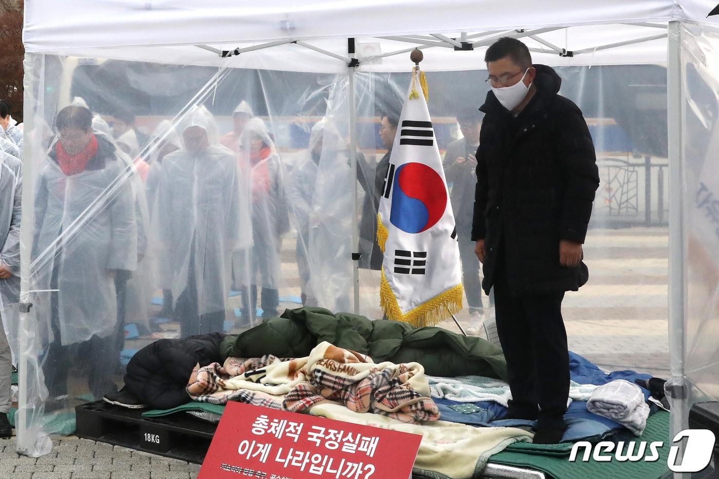 본문 이미지 - 황교안 자유한국당 대표가 24일 오후 서울 종로구 청와대 분수대 앞에서 열린 비상의원총회에서 묵념을 하고 있다. 2019.11.24/뉴스1 ⓒ News1 임세영 기자