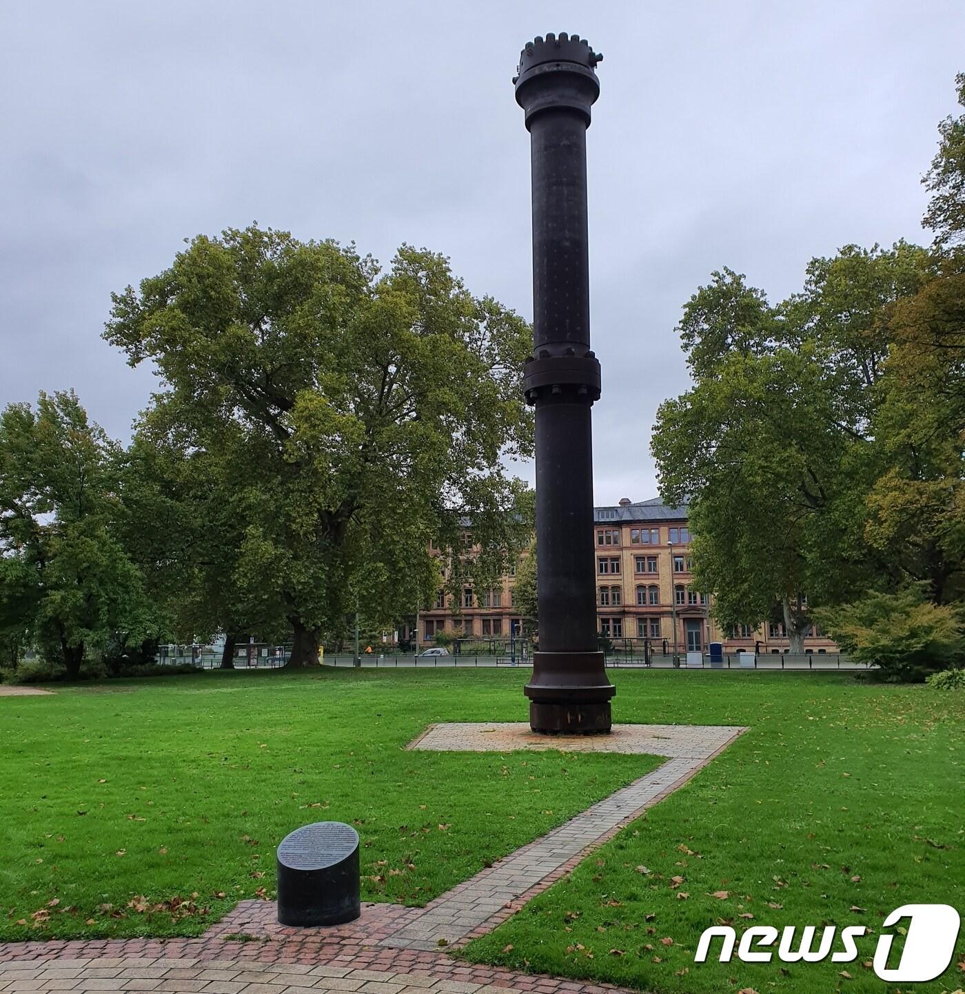 본문 이미지 - 독일 라인란트팔트주(州) 루트비히스하펜의 한 공원에 1920년대 암모니아를 생산했던 고압 강철 반응기가 전시돼있다. ⓒ 뉴스1