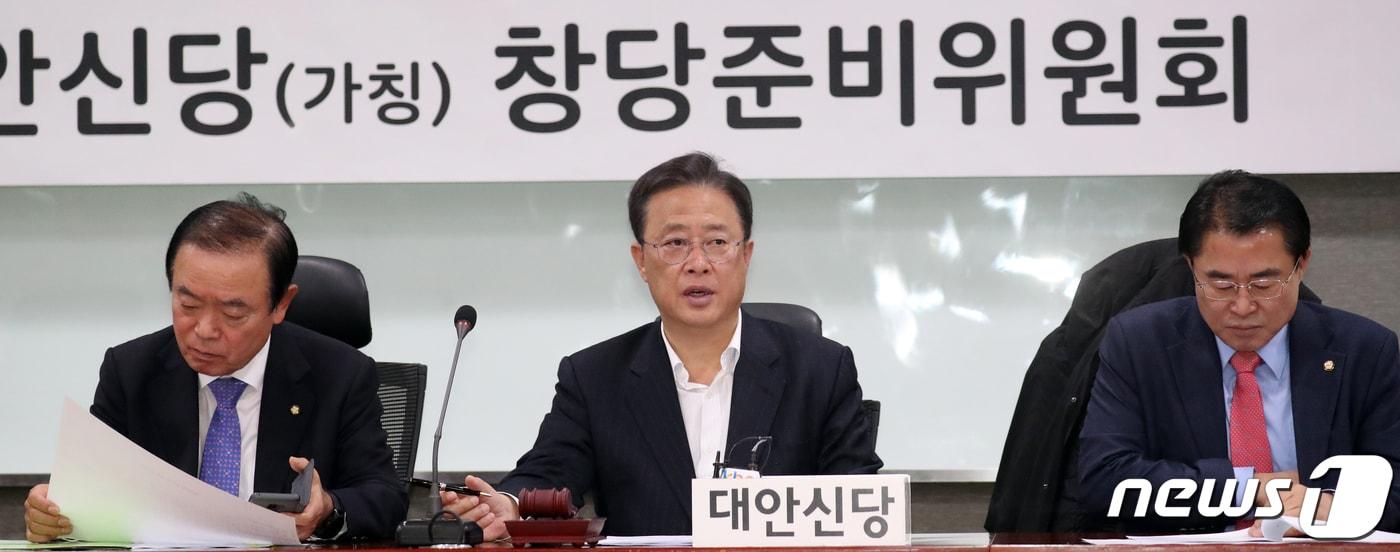 본문 이미지 - 유성엽 대안신당(가칭) 창당준비위원장이 25일 서울 여의도 국회 의원회관에서 열린 상임운영위원회에서 모두발언을 하고 있다. 2019.11.25/뉴스1 ⓒ News1 김명섭 기자