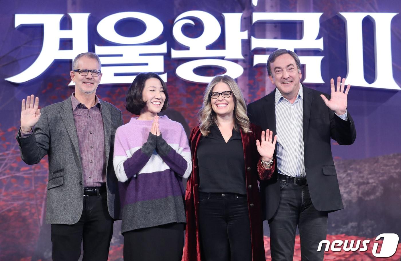 본문 이미지 - 크리스 벅 감독(왼쪽부터), 이현민 슈퍼바이저, 제니퍼 리 감독, 피터 델 베초 프로듀서가 25일 오전 서울 광화문 포시즌스호텔에서 열린 디즈니 영화 '겨울왕국2' 기자 간담회에 참석해 포즈를 취하고 있다. '겨울왕국2'는 두 자매 안나(크리스틴 벨 분)와 엘사(이디나 멘젤 분)가 아렌델 왕국에 닥친 위기를 해결해 가는 과정을 그렸다. 2019.11.25/뉴스1 ⓒ News1 권현진 기자