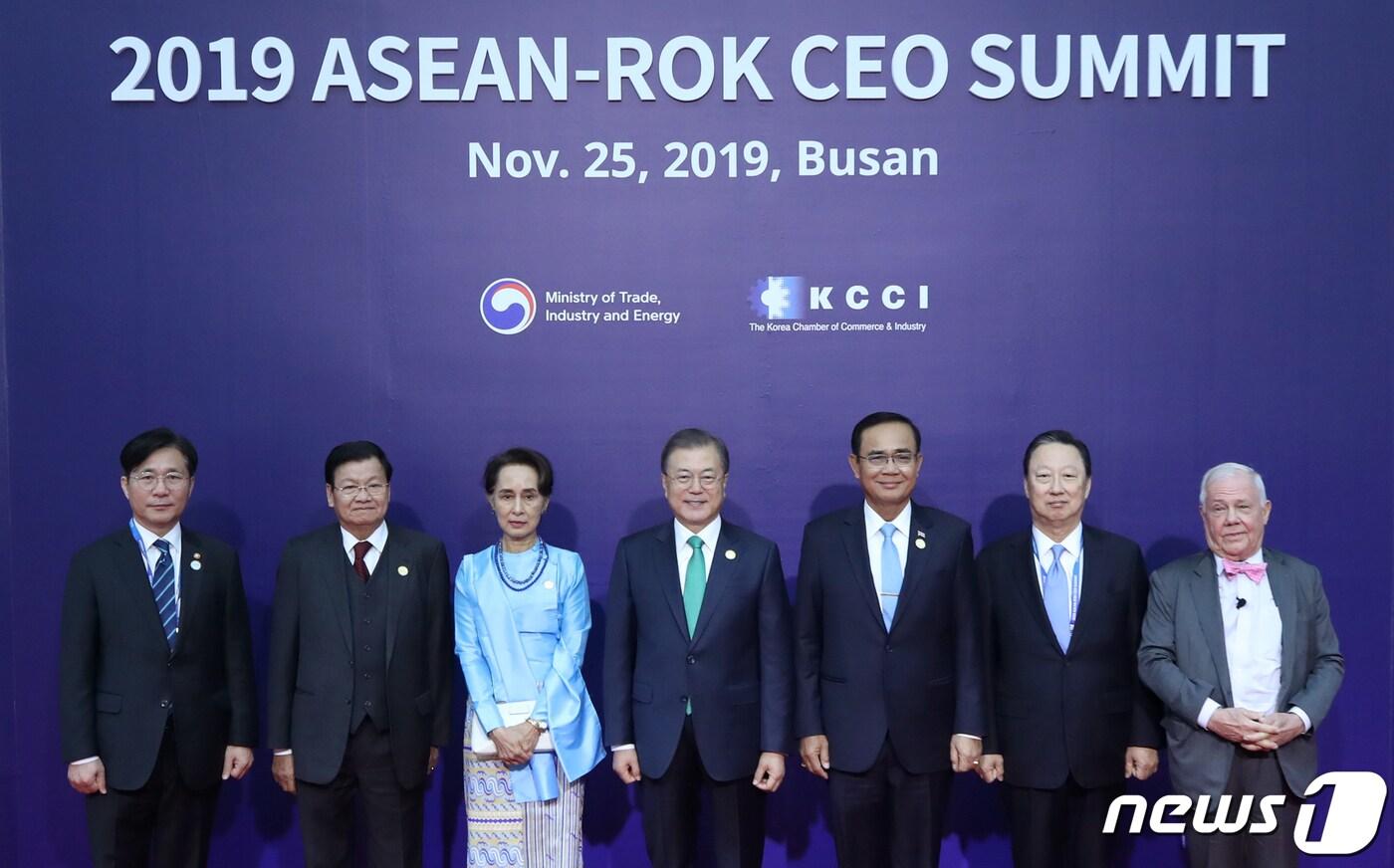 25일 부산 벡스코 2전시장에서 열린 2019 한-아세안 특별 정상회의 ‘CEO 서밋(Summit)’ 행사에서 문재인 대통령 등 참석자들이 기념촬영을 하고 있다. 왼쪽부터 성윤모 산업통상자원부 장관, 통룬 시술릿 라오스 총리, 아웅산 수치 미얀마 국가고문, 문 대통령, 쁘라윳 짠-오차 태국 총리, 박용만 대한상의 회장, 짐 로저스 로저스홀딩스 회장. (2019 한-아세안 특별정상회의 제공) 2019.11.25/뉴스1