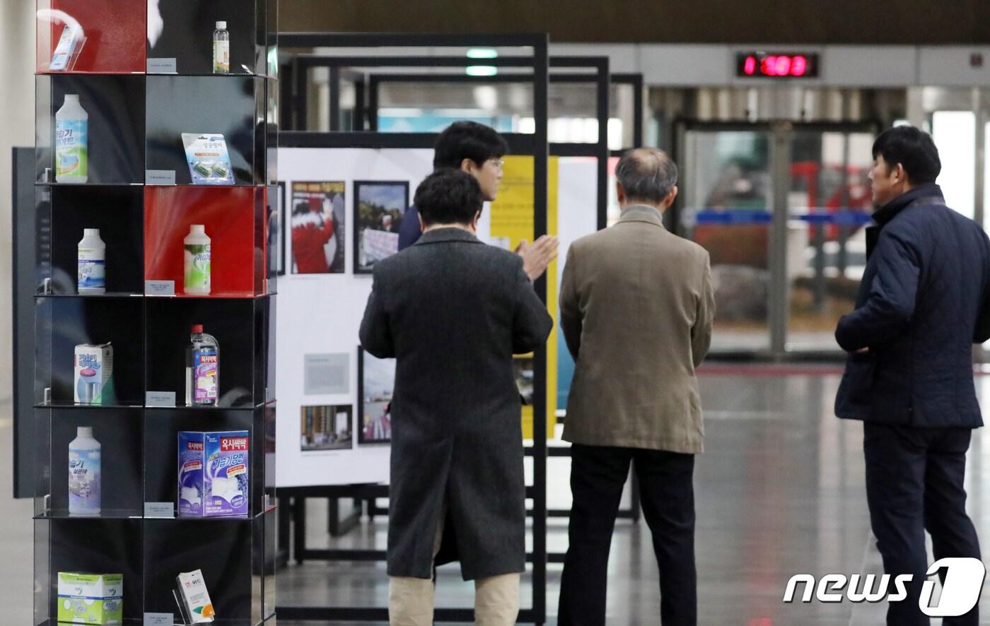 본문 이미지 - 25일 세종시청 로비에서 사회적참사 특별조사위원회 주최로 '가습기살균제 참사: 끝나지 않은 이야기' 전시회가 열리고 있다. 특조위는 오늘 세종시를 시작으로 내달 3일부터 5일까지는 제주시, 23일부터 27일까지 용인시 등 8개 도시에서 전시회를 개최한다. 2019.11.25/뉴스1 ⓒ News1 장수영 기자