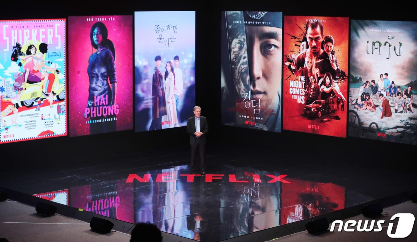 리드 헤이스팅스 넷플릭스 CEO가 25일 부산 벡스코 2전시장에서 열린 2019 한-아세안 특별 정상회의 '문화혁신포럼' 행사에 참석해 발표하고 있다. (2019 한-아세안 특별정상회의 제공)2019.11.25/뉴스1