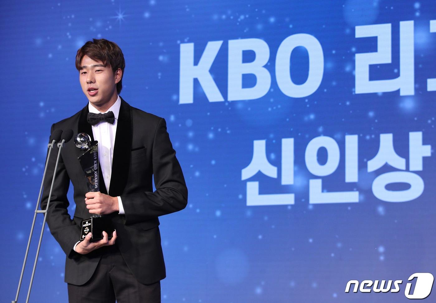 25일 오후 서울 강남구 인터컨티넨탈 서울 코엑스에서 열린 프로야구 2019 신한은행 마이카 KBO 시상식에서 LG 정우영이 신인왕을 수상한 후 소감을 밝히고 있다. 2019.11.25/뉴스1 ⓒ News1 신웅수 기자