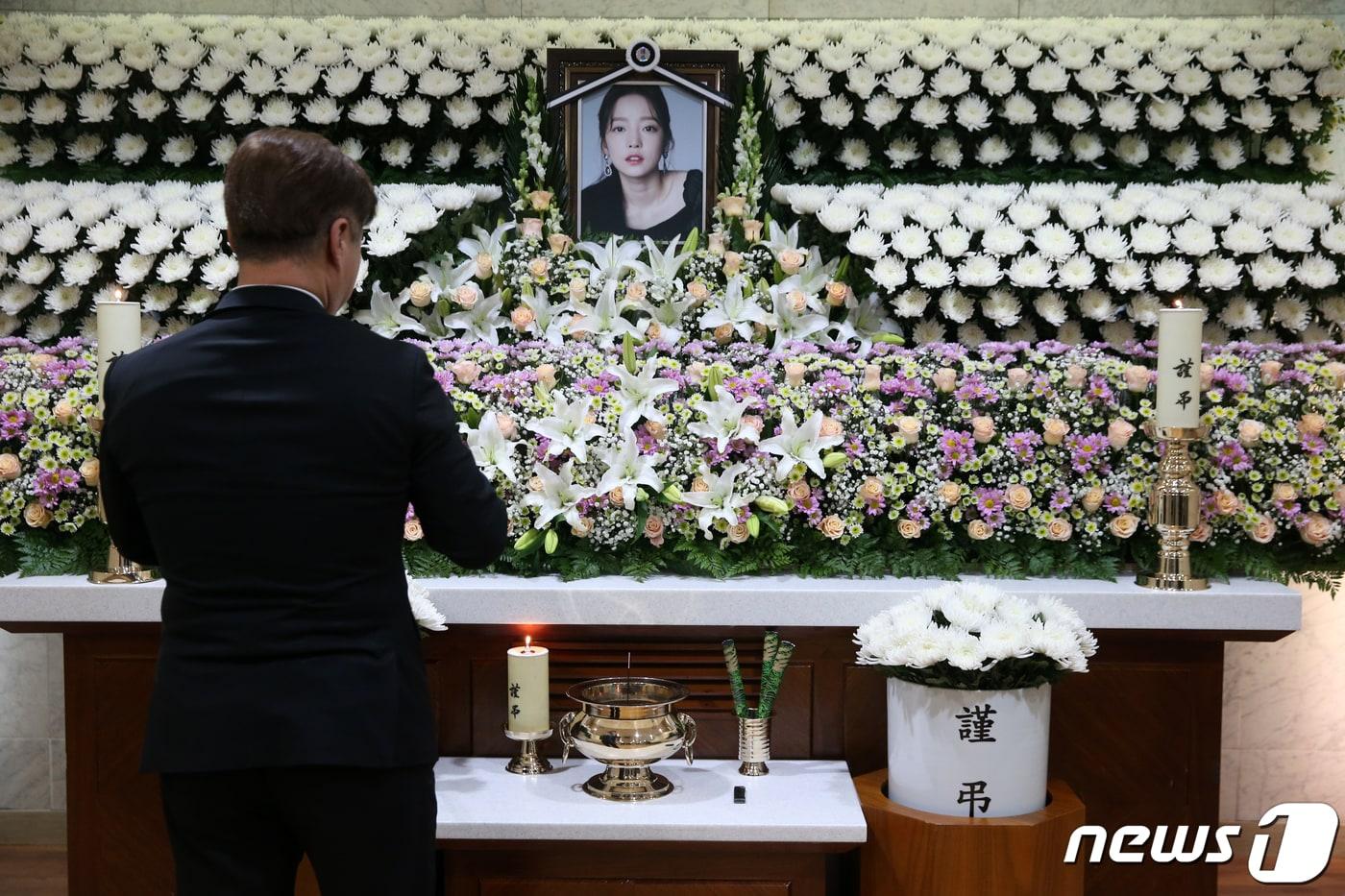본문 이미지 - 가수 고 구하라의 일반 빈소가 마련된 서울 강남 성모병원 장례식장에서 관계자가 조문객을 받을 준비를 하고 있다. 2019.11.25/뉴스1 ⓒ News1 사진공동취재단