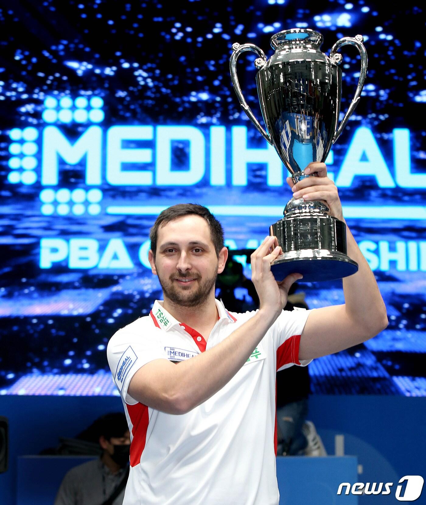 본문 이미지 - 25일 의정부 아일랜드캐슬호텔에서 열린 메디힐 PBA-LPBA 챔피언십 대회 결승에서 우승을 차지한 마르티네스가 우승트로피를 들어 보이고 있다. (PBA투어 제공) 2019.11.26/뉴스1