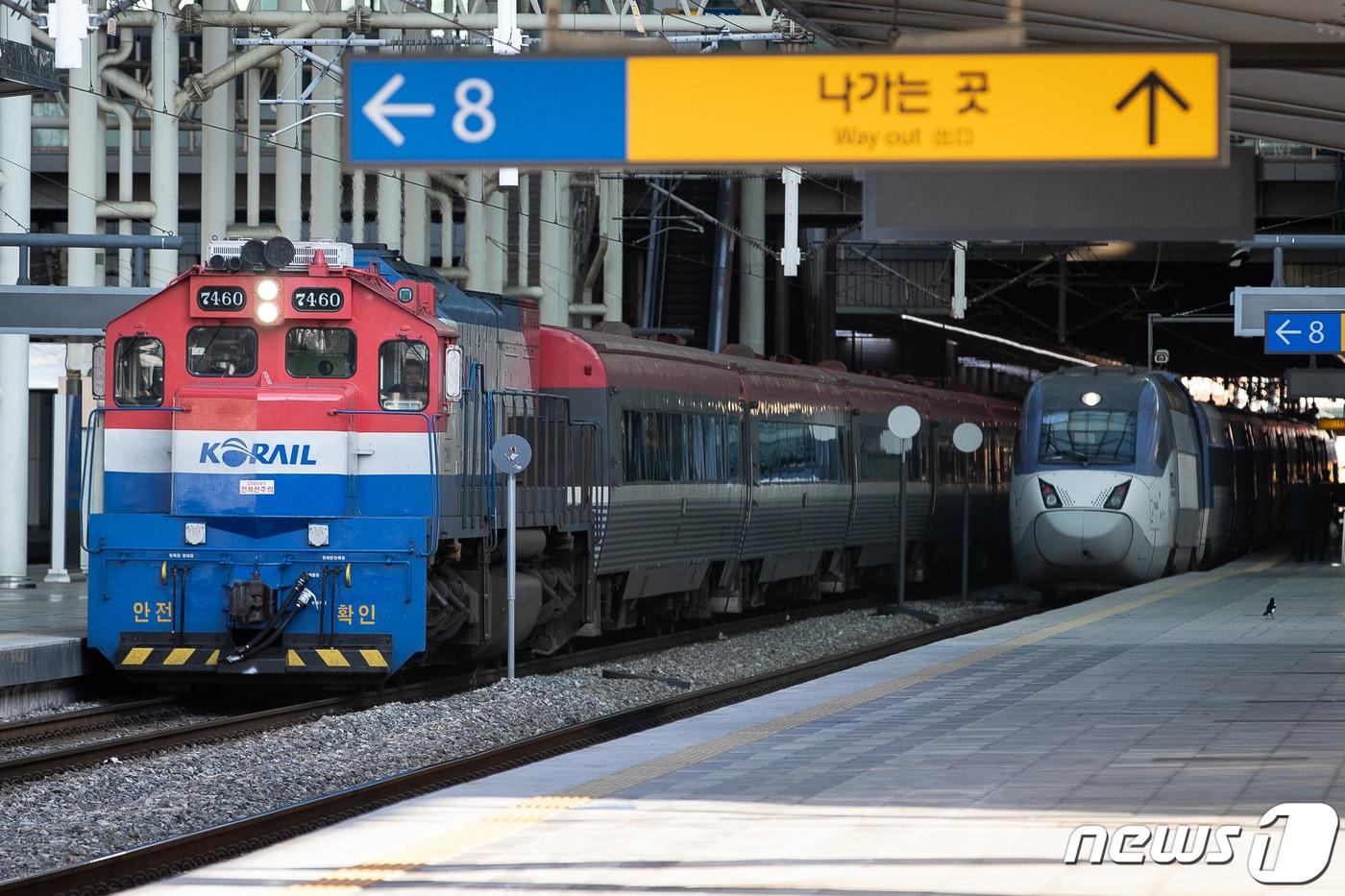 본문 이미지 - 코레일 열차.(위 사진은 본 기사와 무관함)2019.11.26/뉴스1 ⓒ News1 유승관 기자