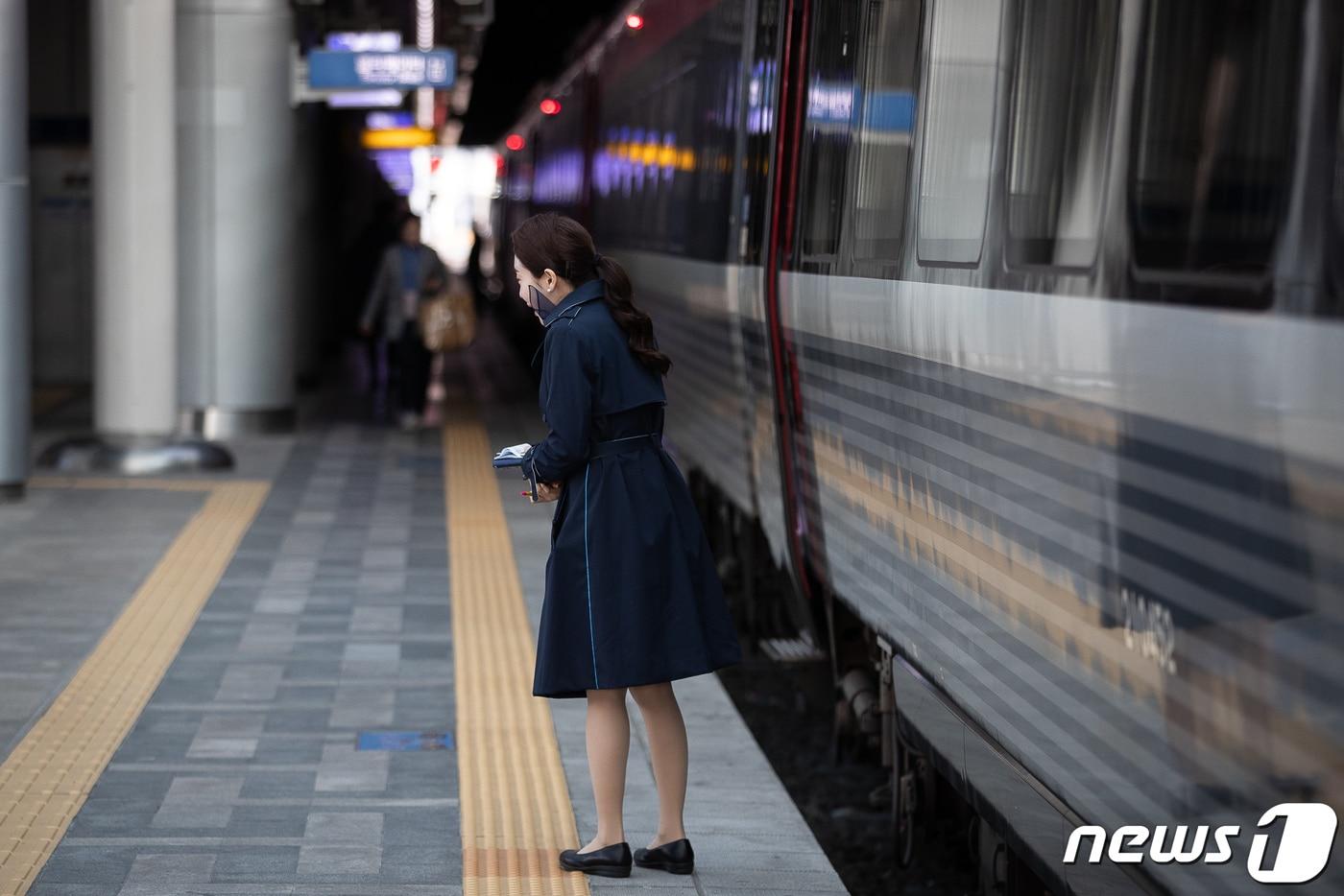 본문 이미지 - 서울역에서 KTX 승무원들이 근무하고 있는 모습 ⓒ 뉴스1