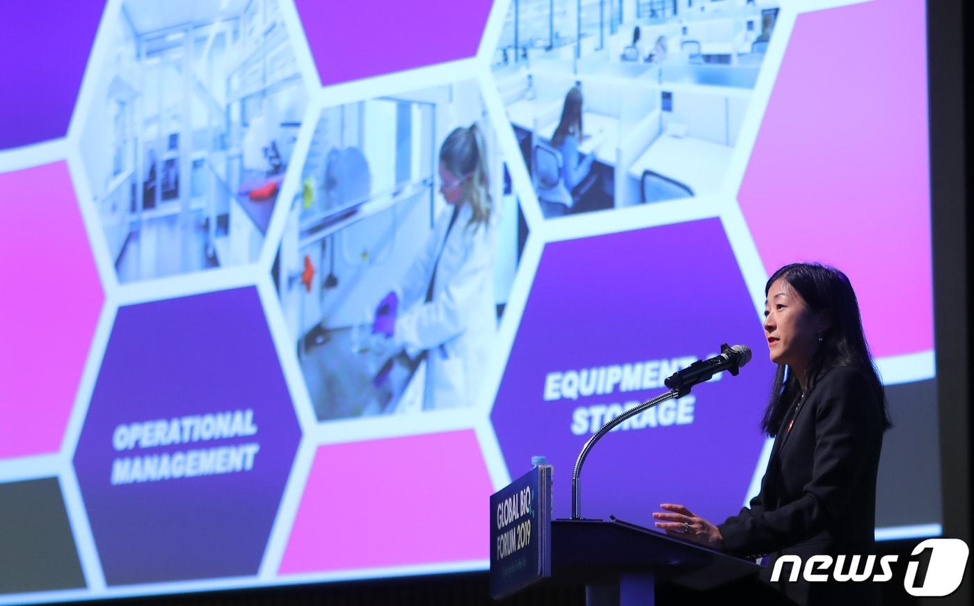 샤론 챈 존슨앤드존슨 제이랩스 상하이 총괄이 26일 오전 서울 중구 대한상공회의소 국제회의장에서 열린 '글로벌 바이오 포럼 2019'에서 '존슨앤드존슨 제이랩스: 혁신적 생태계 조성'을 주제로 발표하고 있다./뉴스1 ⓒ News1 구윤성 기자