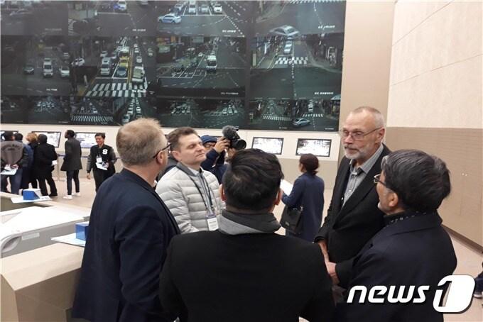 본문 이미지 - 부산시가 2019 한·아세안 특별정상회의 첫날 부대행사로 연 '한·아세안 특별정상회의 산업시찰' 프로그램에 참석한 아세안 관계자들. (부산시 제공) 2019.11.26 ⓒ 뉴스1