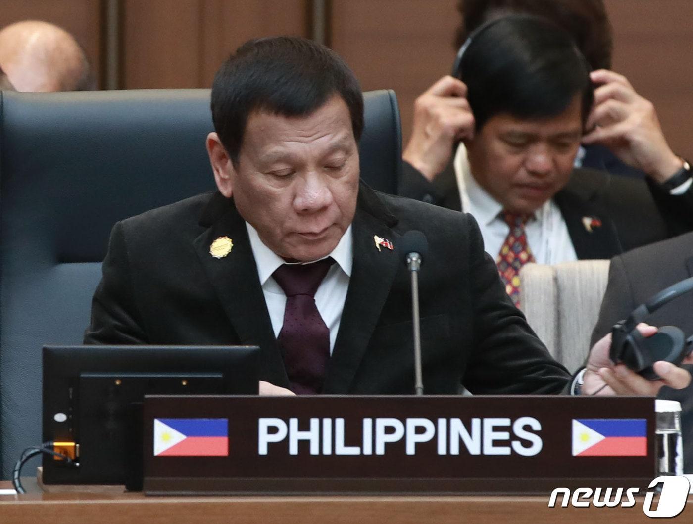 본문 이미지 - 로드리고 두테르테 필리핀 대통령이 26일 오전 부산 벡스코에서 열린 2019 한-아세안 특별 정상회의 세션1에서 문재인 대통령의 발언을 듣고 있다. &#40;2019 한-아세안 특별정상회의 제공&#41; 2019.11.26/뉴스1