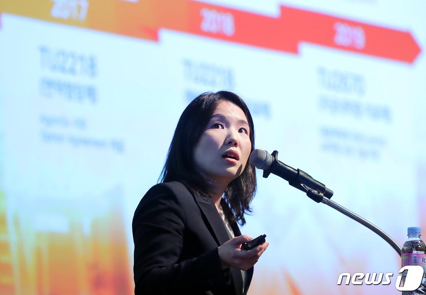 고현실 티움바이오 상무가 26일 오후 서울 중구 대한상공회의소 국제회의장에서 열린 '글로벌 바이오 포럼 2019'에서 발표를 하고 있다. 뉴스1과 한국생명공학연구원, 생명공학정책연구센터가 주최하고 과학기술정보통신부와 기초과학연구원이 후원하는 이번 행사는 국내 바이오산업 육성을 위해 관련기업들이 글로벌 트렌드를 공유하고 해외진출 전략을 모색하고자 마련됐다. 2019.11.26/뉴스1 ⓒ News1 구윤성 기자