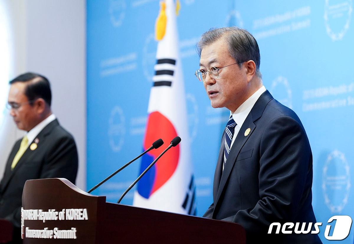 본문 이미지 - 문재인 대통령이 11월26일 오후 부산 벡스코에서 열린 2019 한-아세안 특별정상회의에서 공동언론발표를 하고 있다.(청와대 제공) 2019.11.26/뉴스1