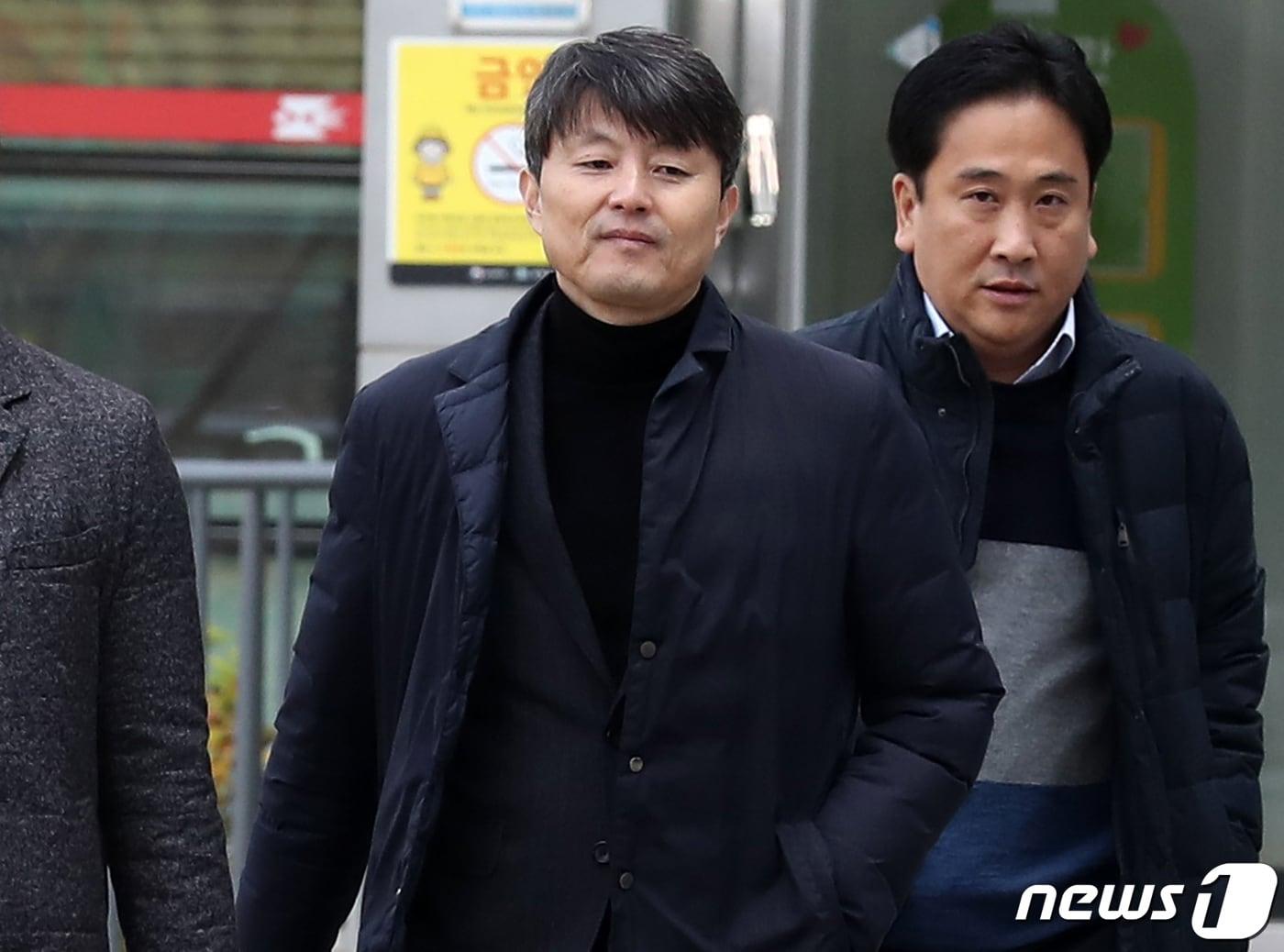 본문 이미지 - 금융위원회 재직 당시 업체들로부터 금품을 받은 혐의를 받고 있는 유재수 전 부산시 경제부시장이 11월27일 서울 송파구 동부지법에서 열린 구속 전 피의자심문(영장실질심사)에 출석하고 있다. 2019.11.27/뉴스1 ⓒ News1 유승관 기자