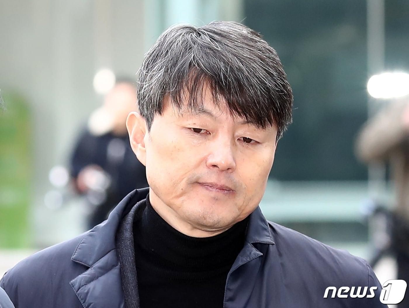 본문 이미지 - 금융위원회 재직 당시 업체들로부터 금품을 받은 혐의를 받고 있는 유재수 전 부산시 경제부시장(55)이 지난해 11월27일 서울 송파구 동부지법에서 열린 구속 전 피의자심문(영장실질심사)에 출석하고 있다. 2019.11.27/뉴스1 ⓒ News1 유승관 기자